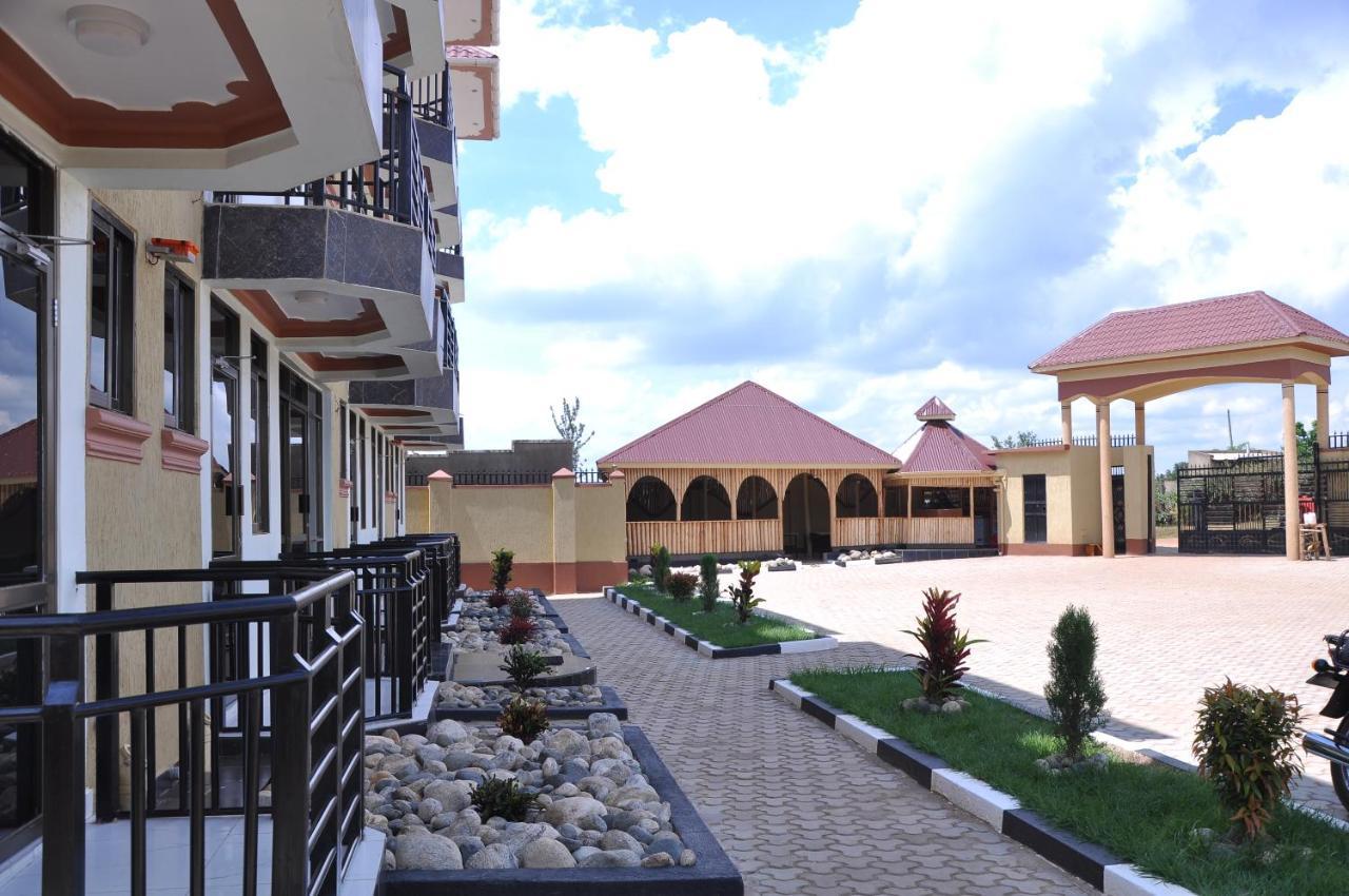 Golden View Hotel Ibanda ภายนอก รูปภาพ