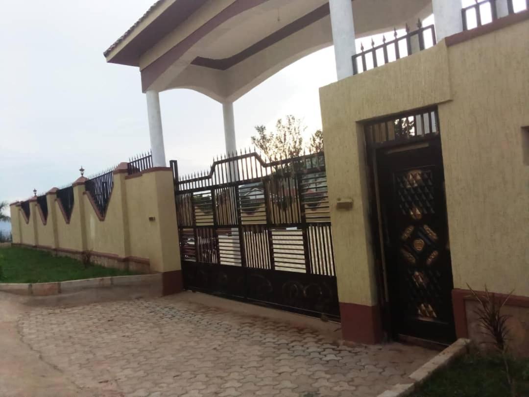 Golden View Hotel Ibanda ภายนอก รูปภาพ