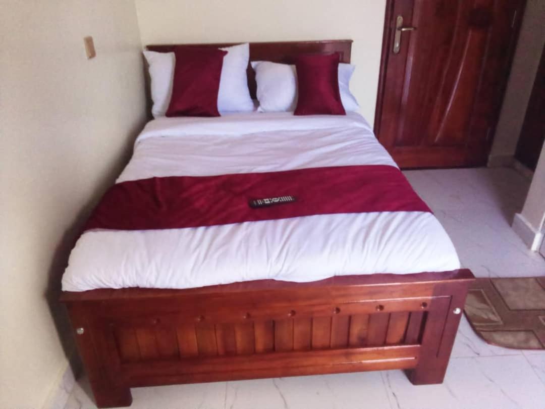 Golden View Hotel Ibanda ภายนอก รูปภาพ